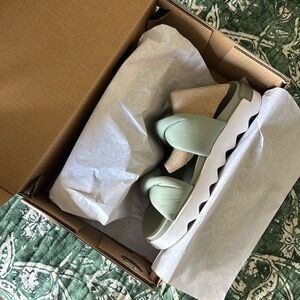 NIB Sorel Vibe Twist Slide Sandal, Green, 8.5